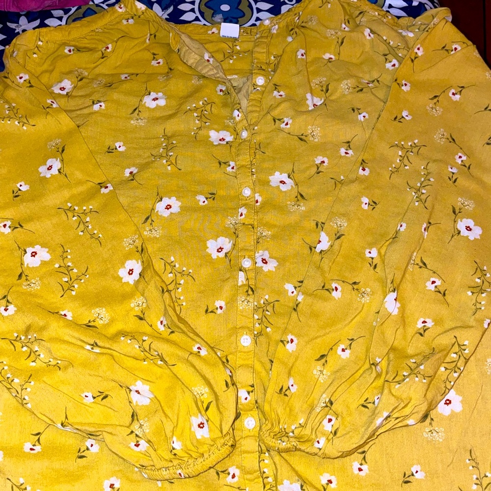 Old Navy 🌻 flower blouse..